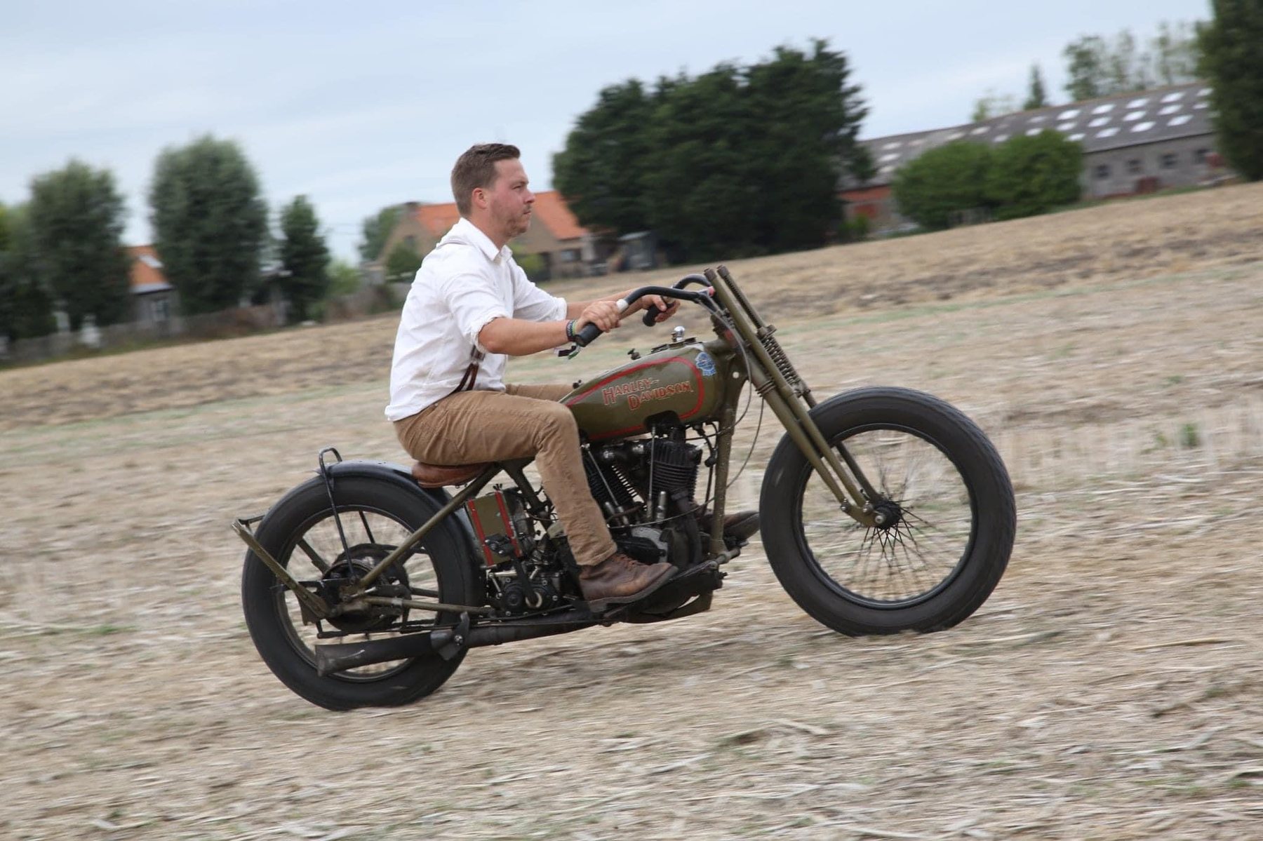 Sam rijdt op een gerestaureerde vooroorlogse Harley-Davidson