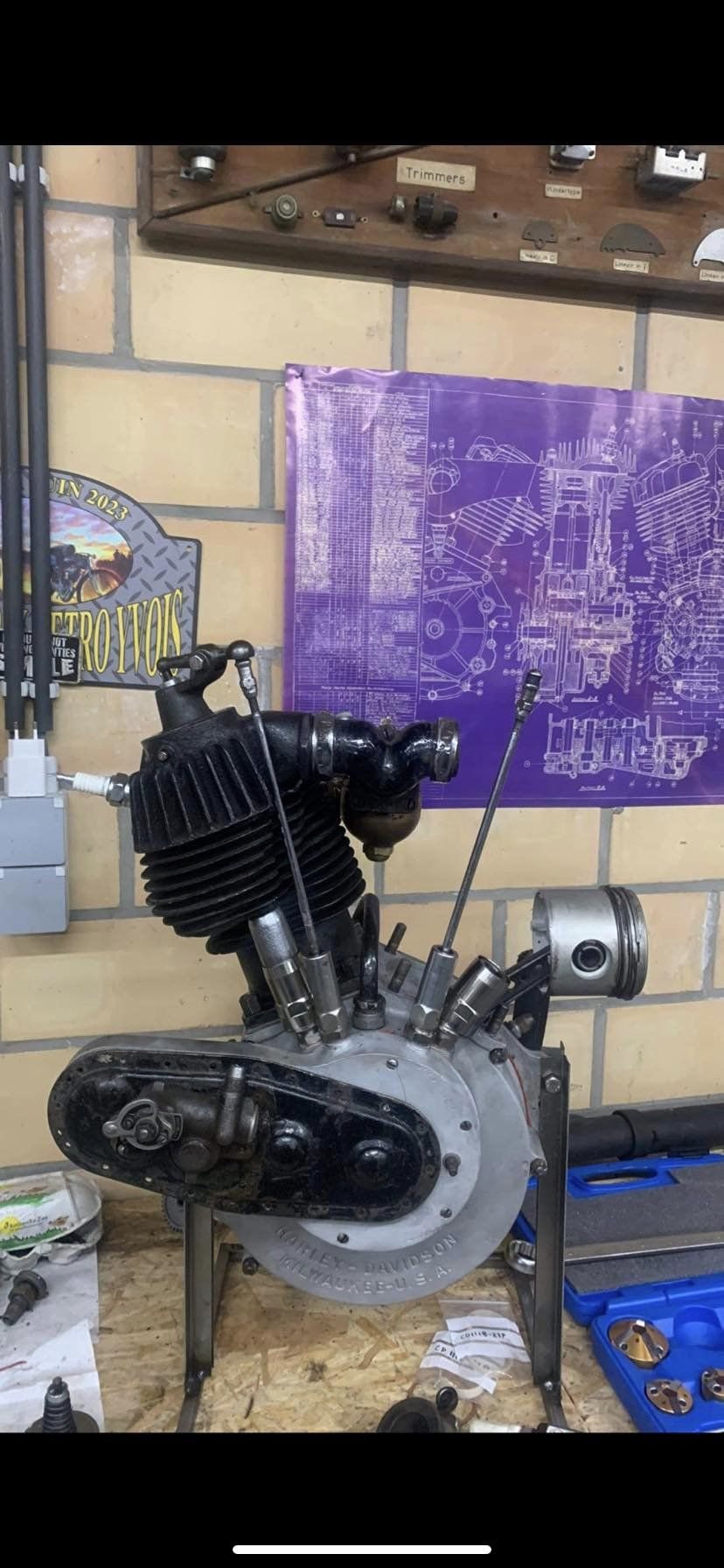 Gedemonteerde Harley-Davidson motor op de werkbank