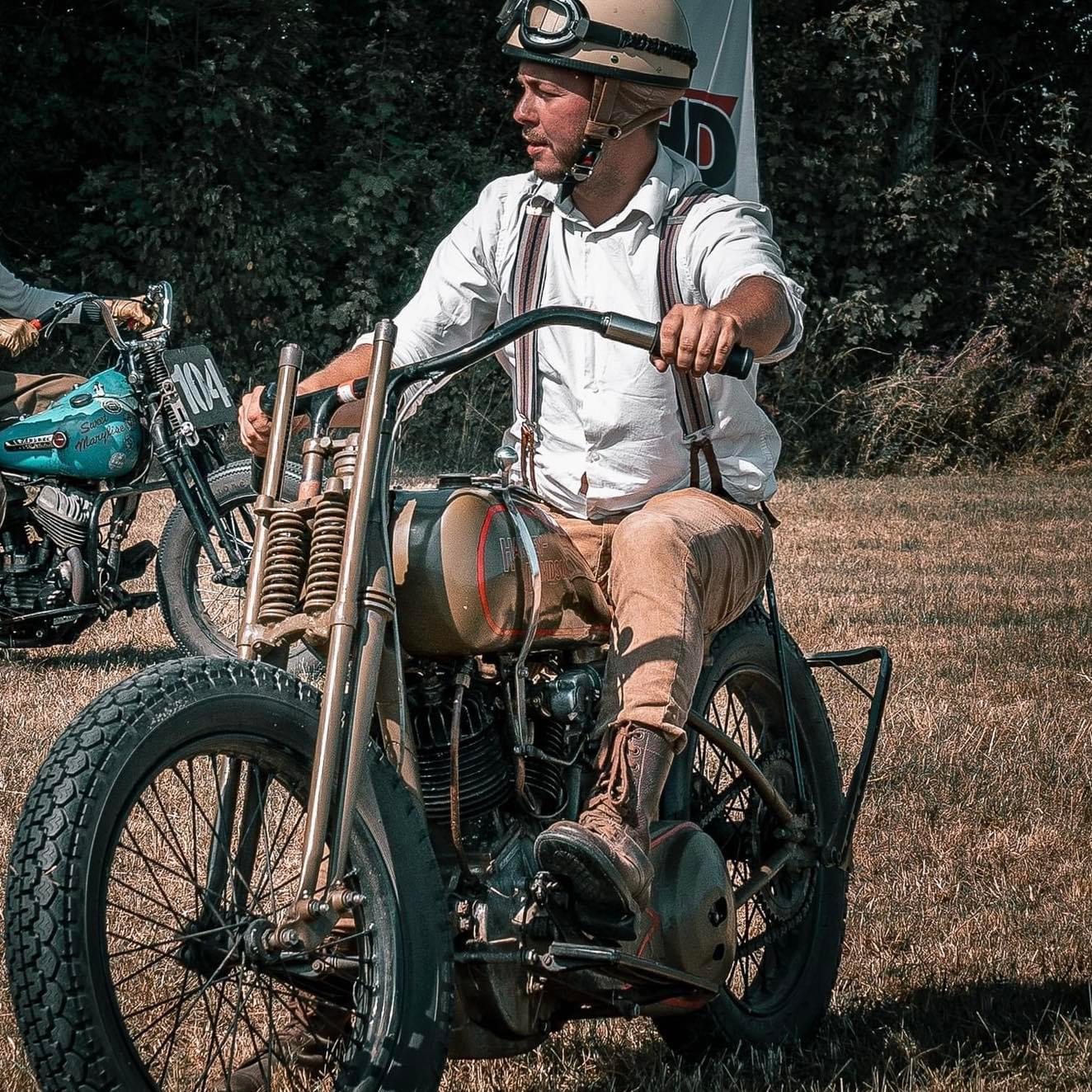 Sam op een gerestaureerde vooroorlogse racer