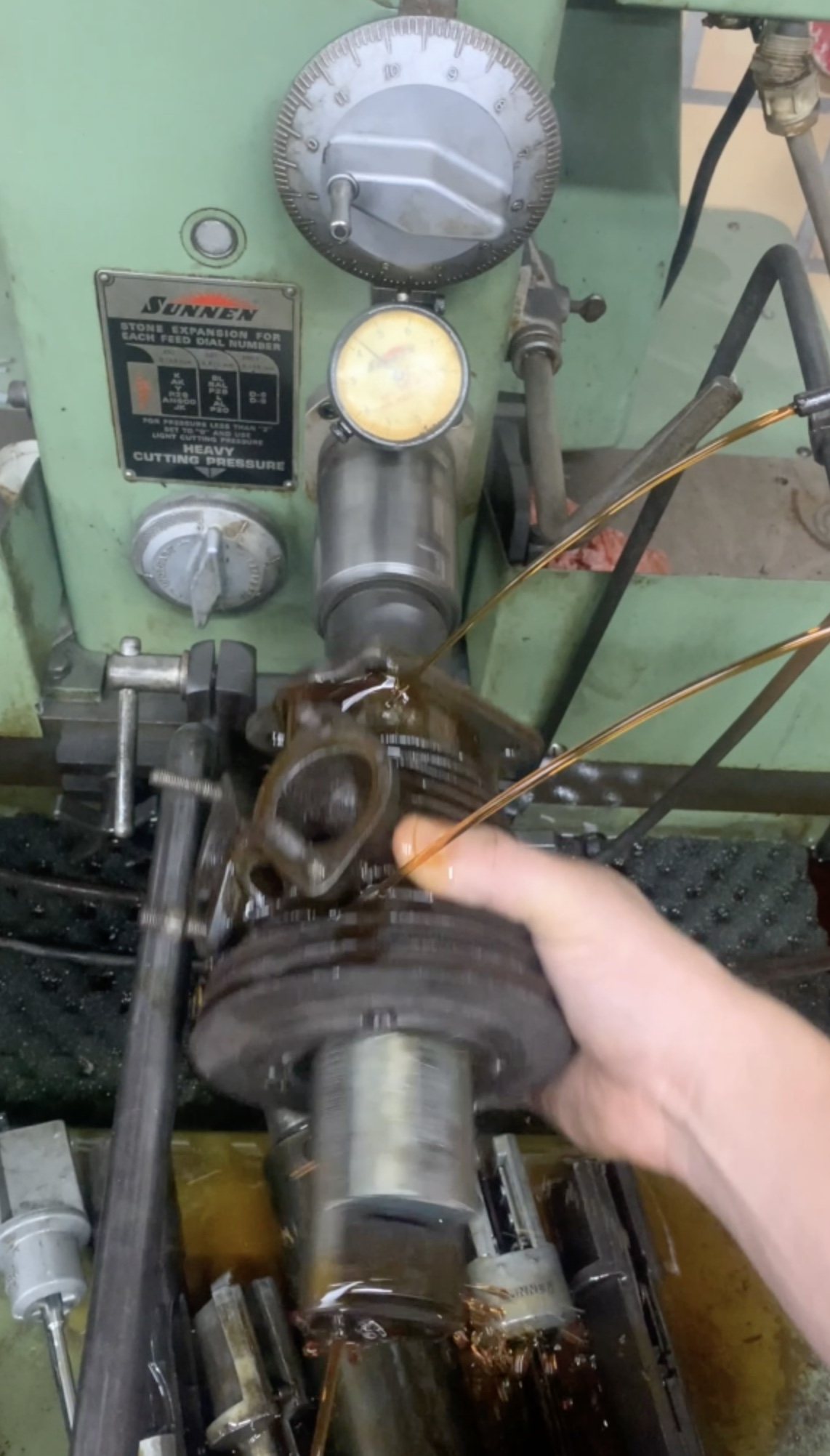 Honen van een cilinder op de Sunnen honmachine