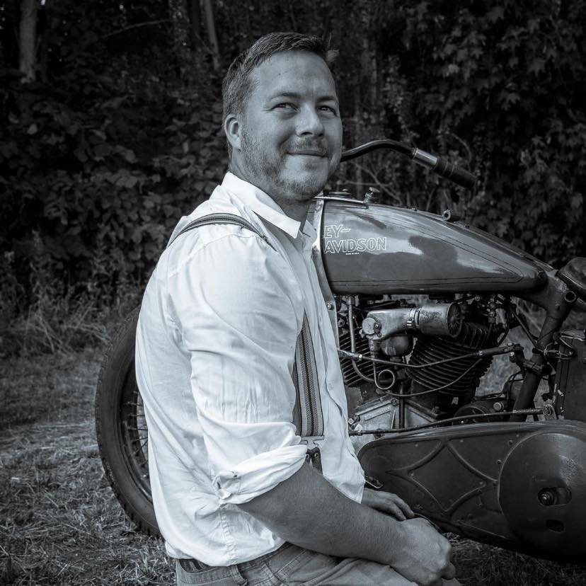 Portret van Sam naast een vooroorlogse Harley-Davidson